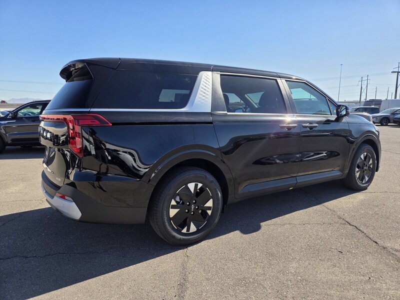 2026 Kia Carnival LXS photo 3