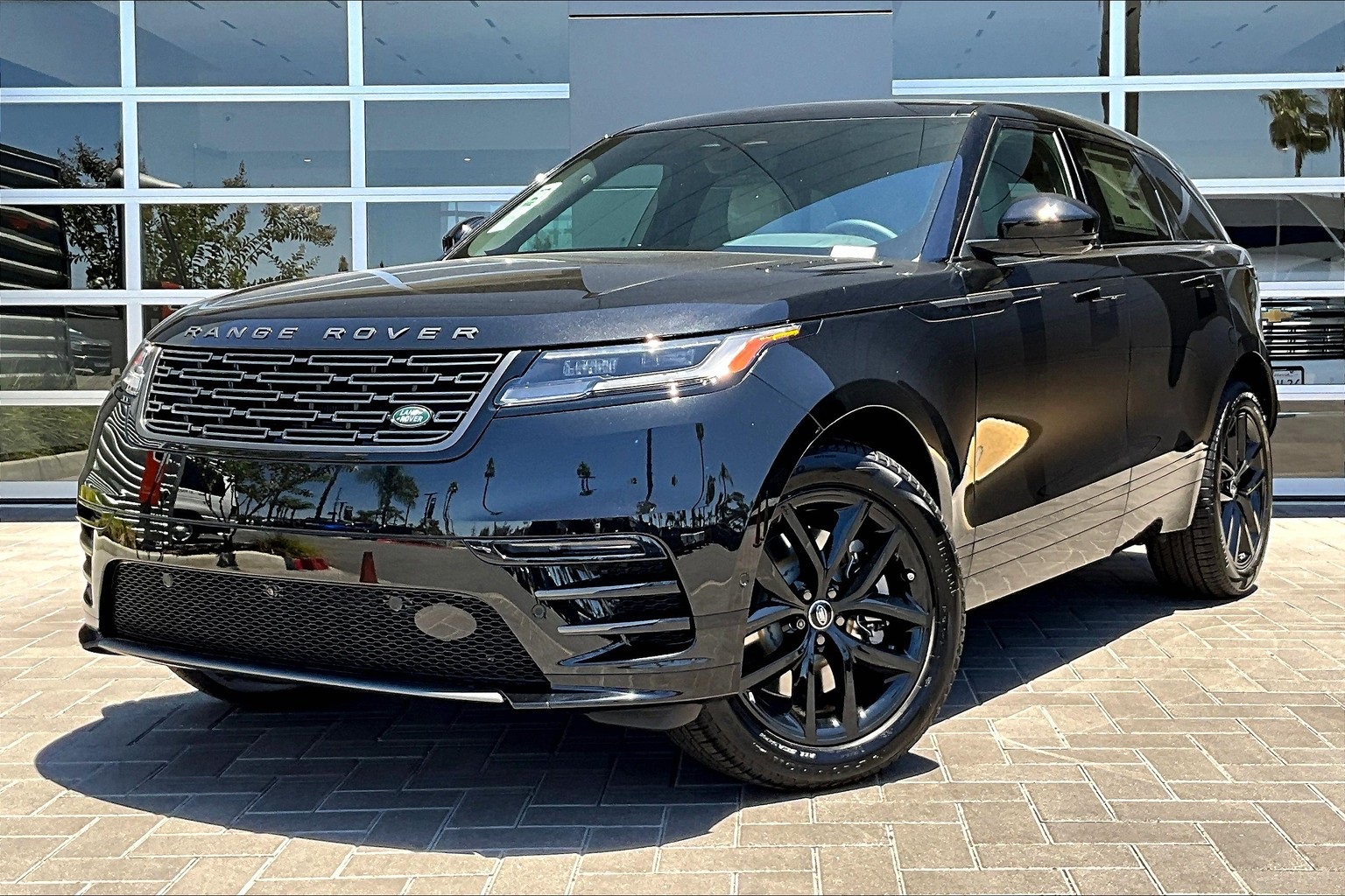 2026 Land Rover Range Rover Velar Dynamic SE's photo
