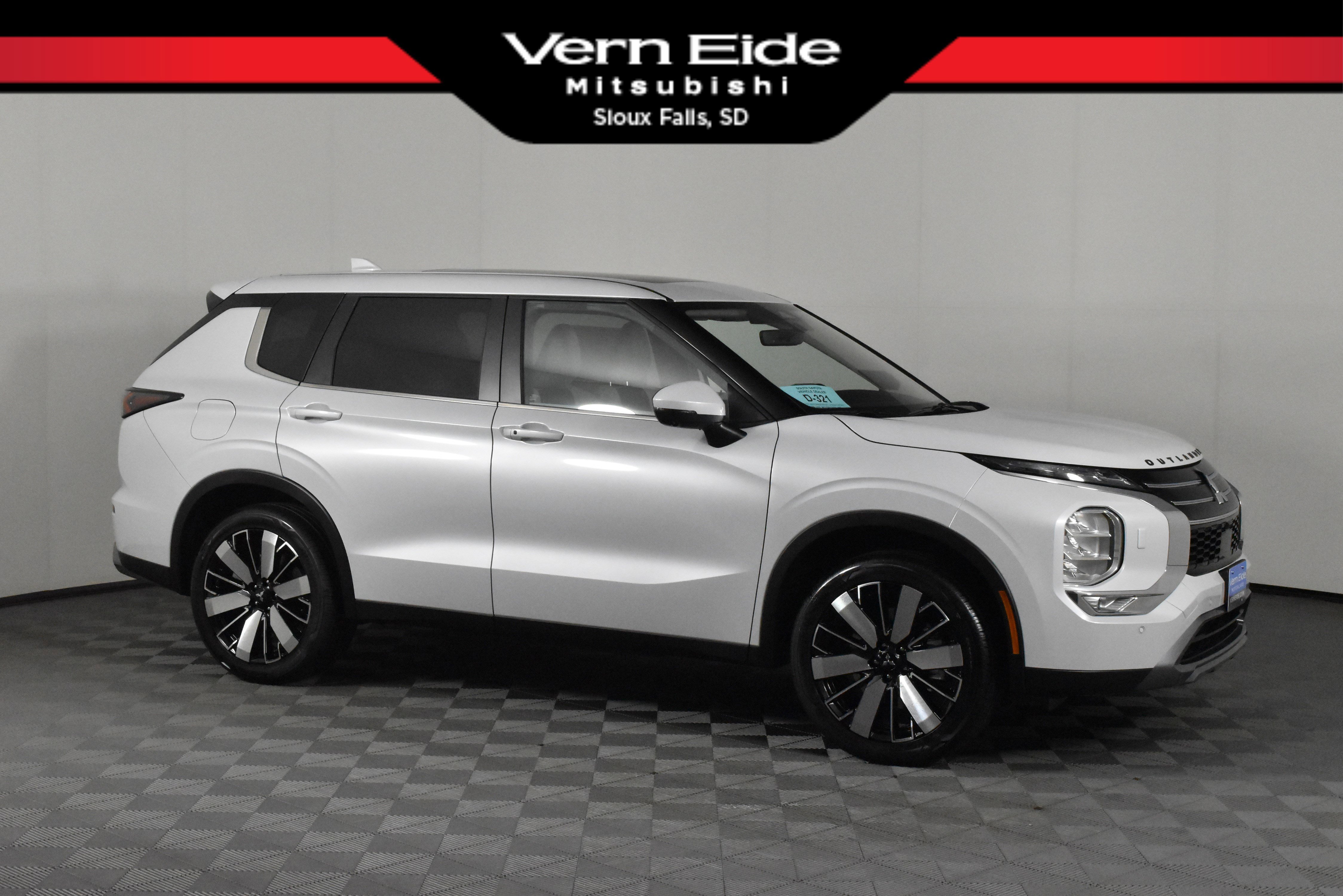 2025 Mitsubishi Outlander SE's photo