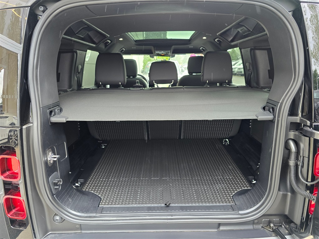 2025 Land Rover Defender 110 S photo 25