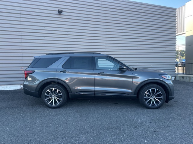 2025 Ford Explorer ST-Line photo 2