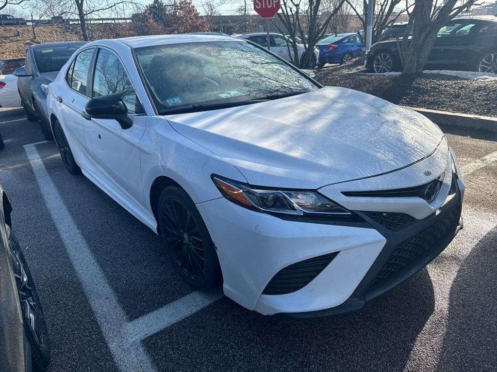 2019 Toyota Camry SE's photo