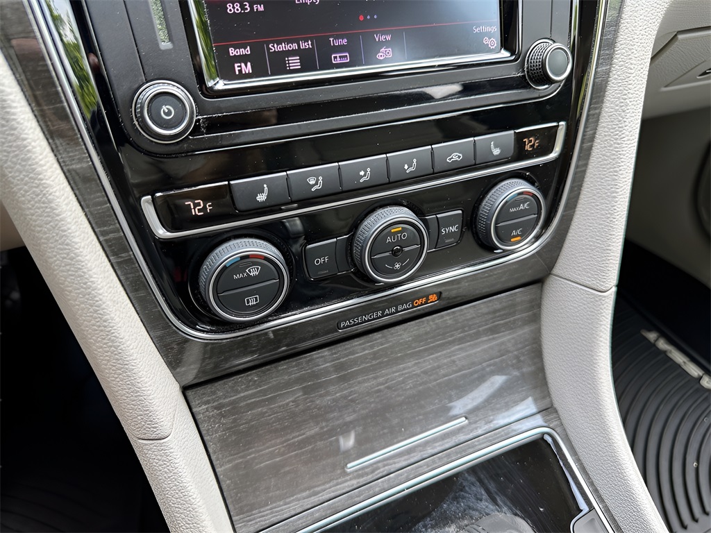 2018 Volkswagen Passat SE photo 16