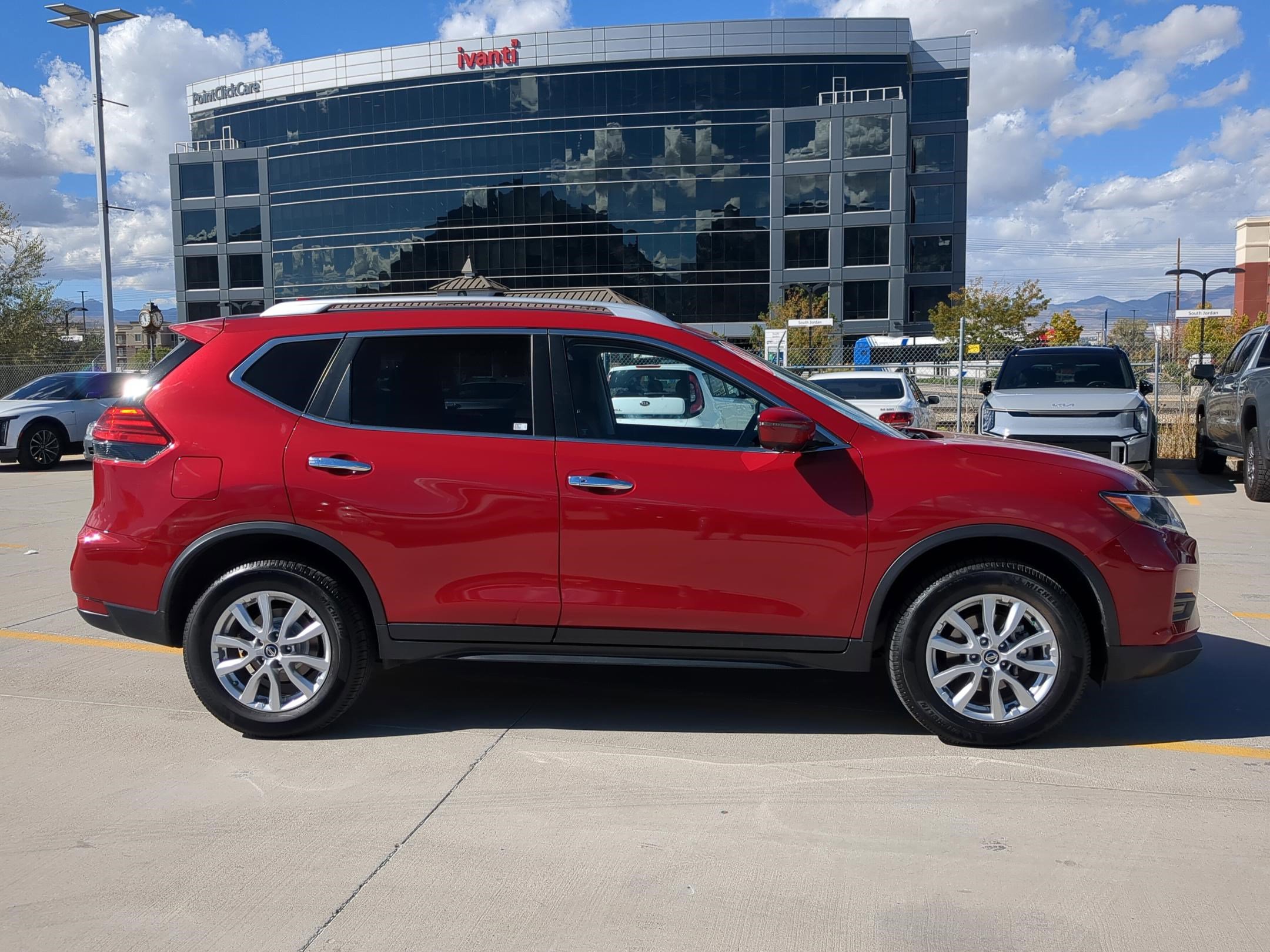 2017 Nissan Rogue SV photo 6