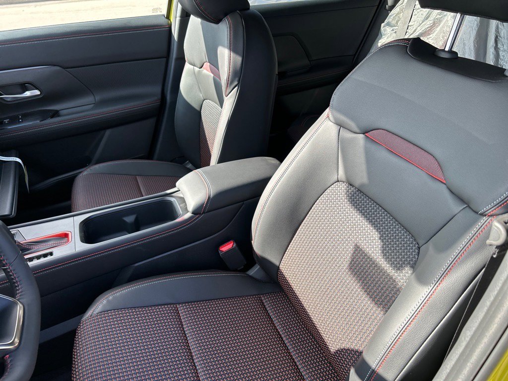 2025 Nissan Kicks SR photo 4