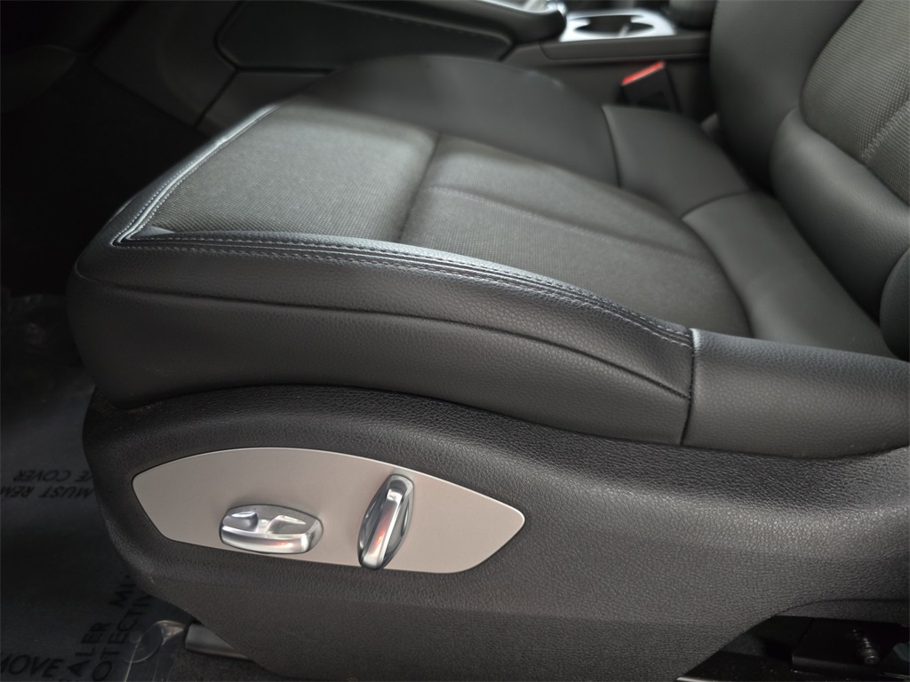 2025 Porsche Macan T photo 23