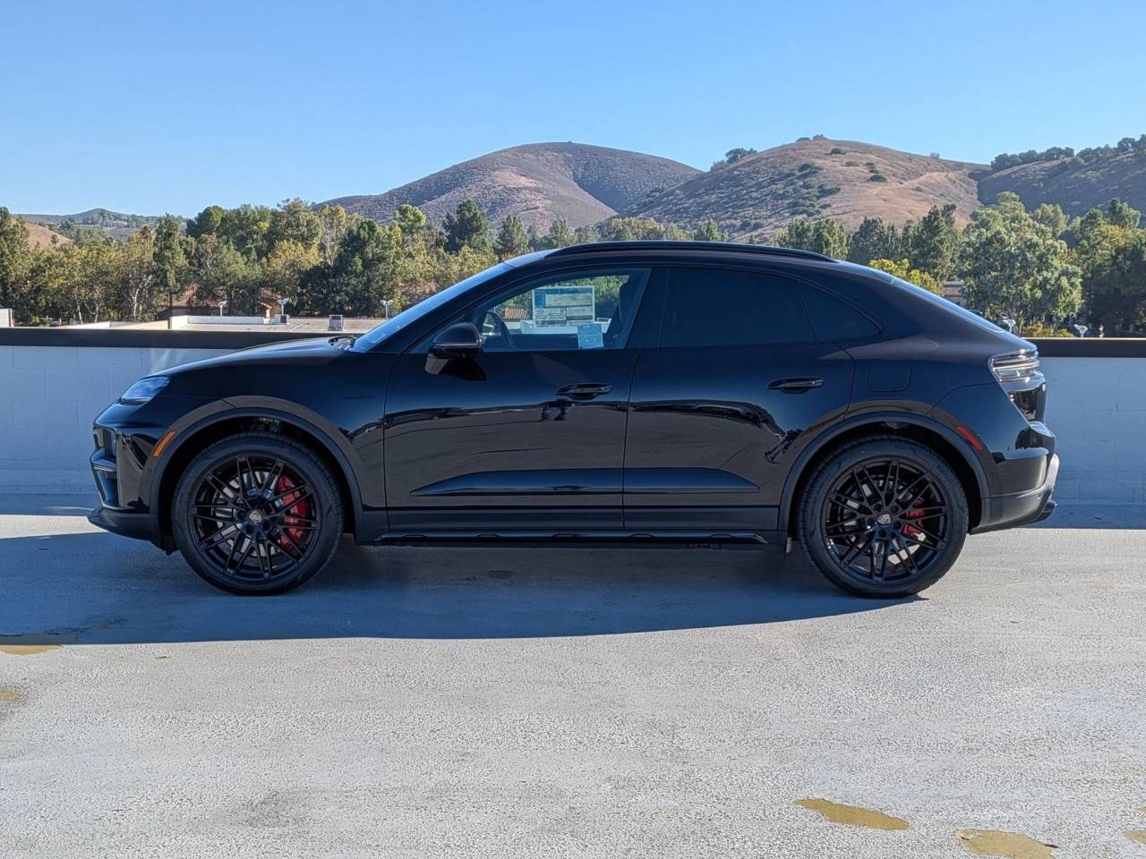 2025 Porsche Macan Electric Turbo photo 2