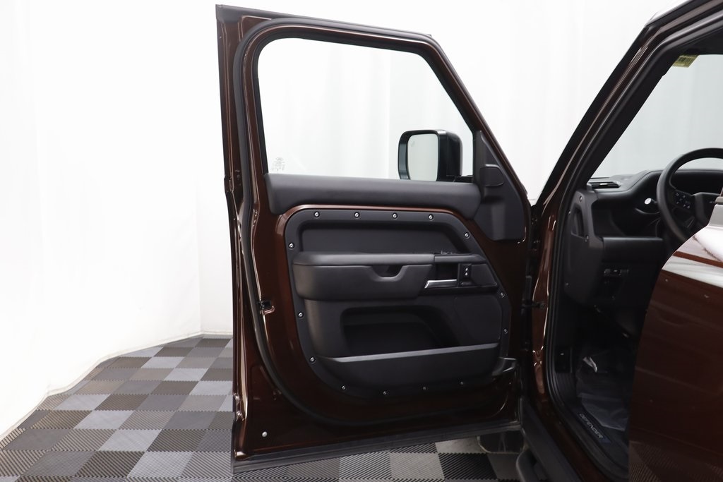 2025 Land Rover Defender 130 X-Dynamic SE photo 5