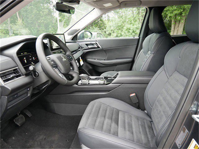 2025 Mitsubishi Outlander SE photo 3
