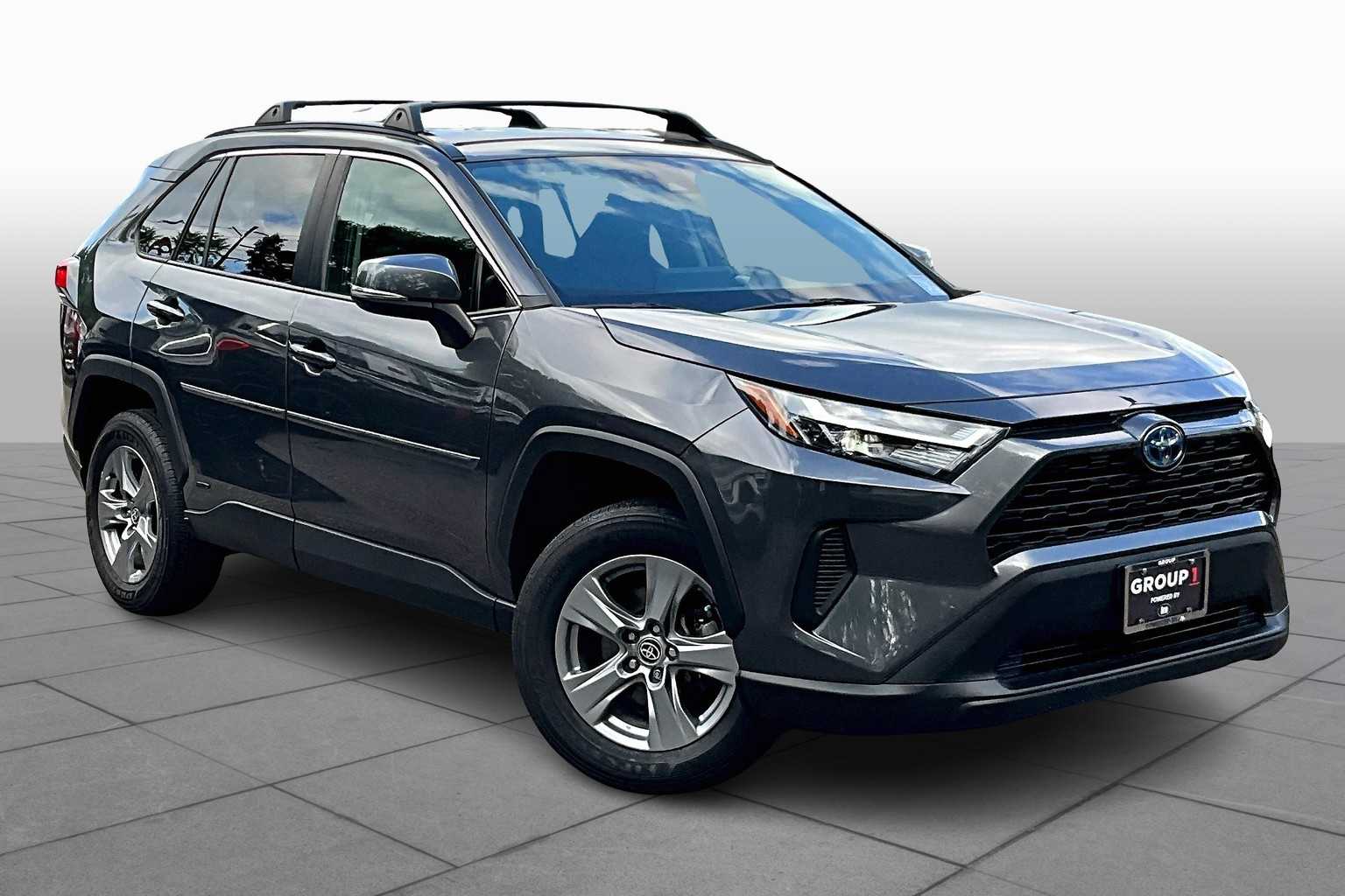 2022 Toyota RAV4 Hybrid XLE photo 2