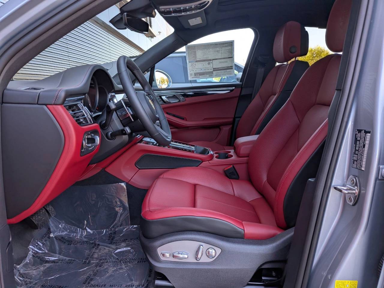 2025 Porsche Macan S photo 3
