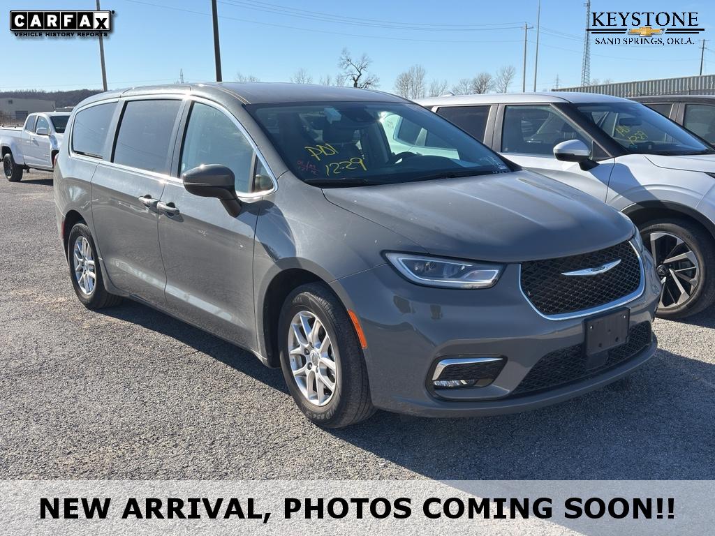 2023 Chrysler Pacifica Touring L's photo