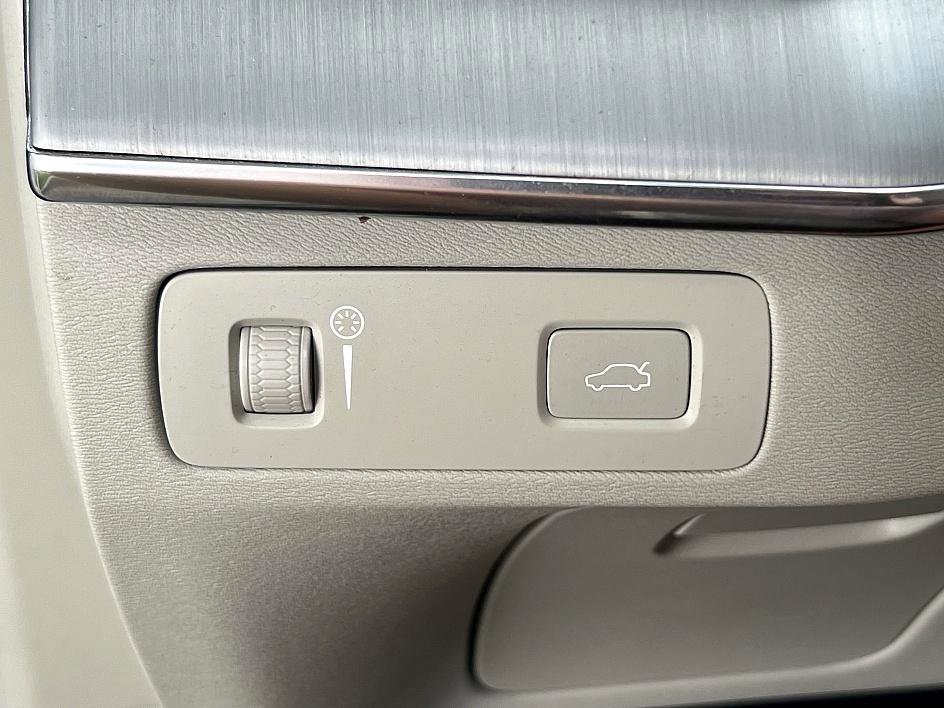 2022 Volvo XC90 Momentum AWD photo 16