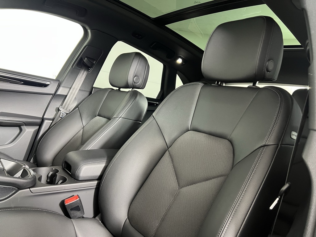 2025 Porsche Macan Base photo 3