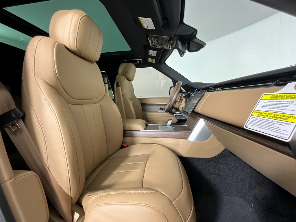 2025 Land Rover Range Rover SE photo 3