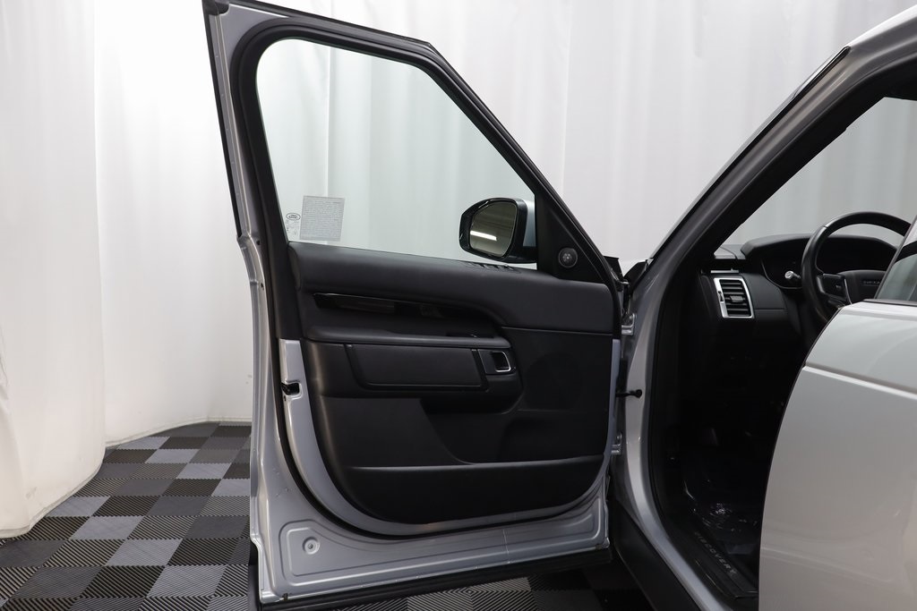 2022 Land Rover Discovery S photo 5