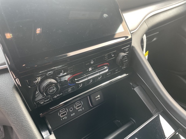2025 Jeep Grand Cherokee Limited photo 8
