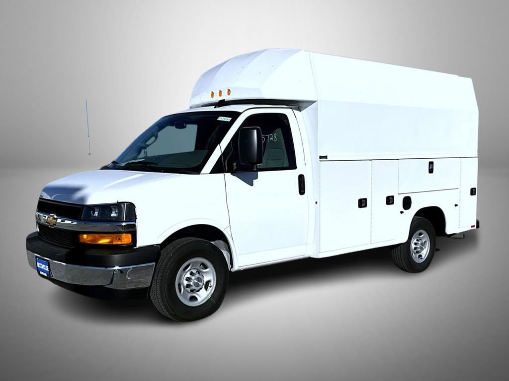 2025 Chevrolet Express Cutaway Base's photo