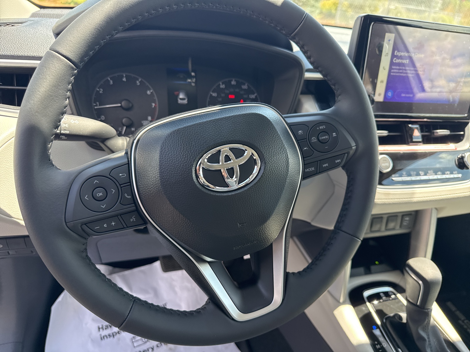 2025 Toyota Corolla Cross LE photo 12