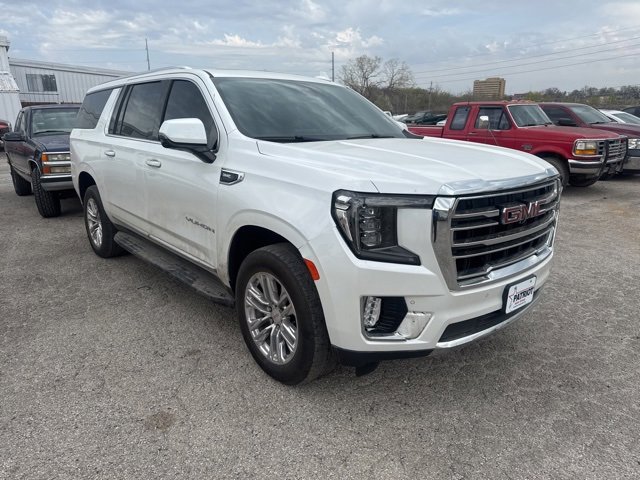 Used 2022 White Frost Tricoat GMC SLT image 1