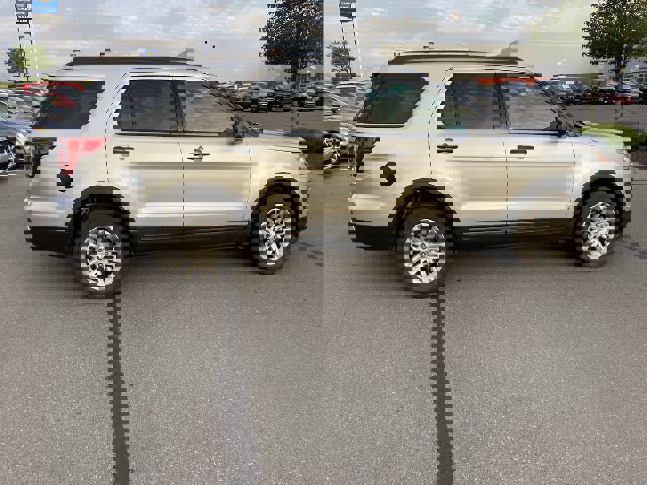2017 Ford Explorer Base photo 8