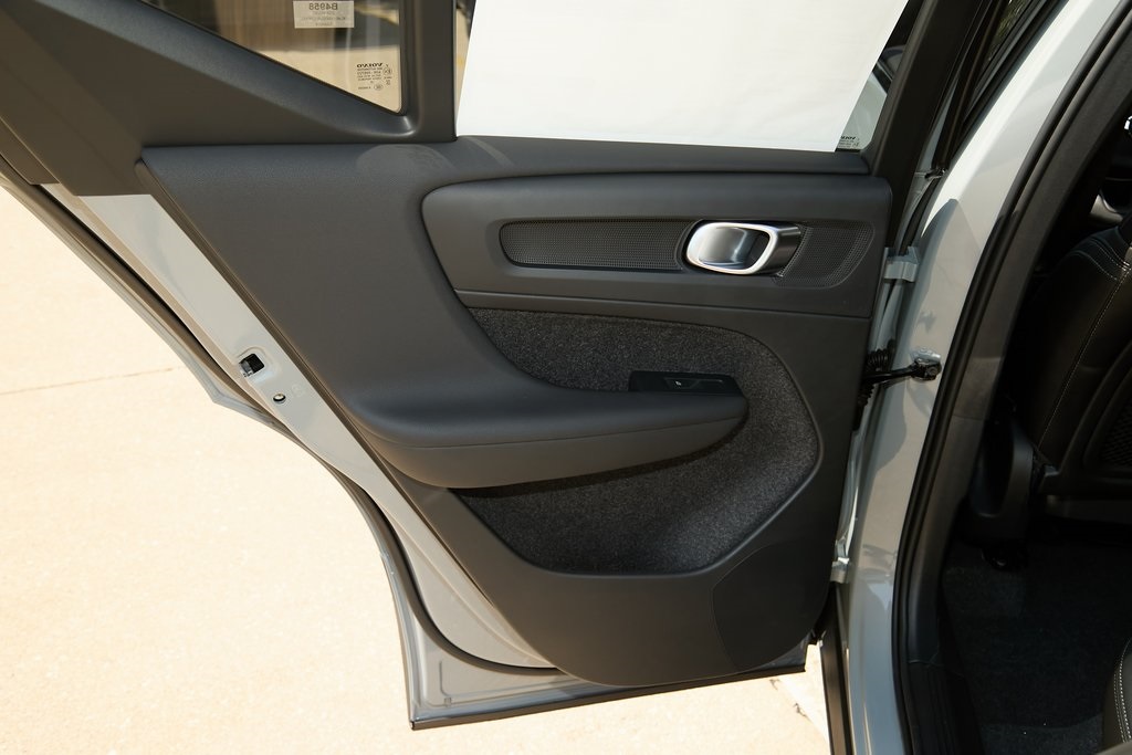 2026 VOLVO XC40 - Image 13