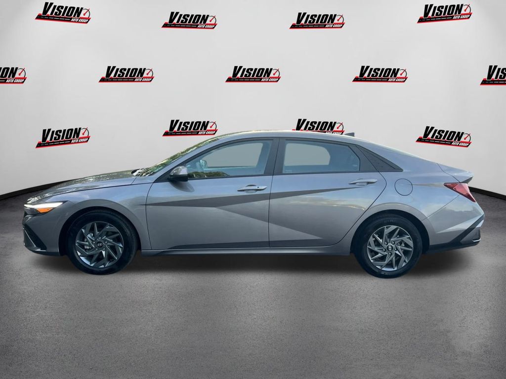 2024 Hyundai Elantra SEL photo 8