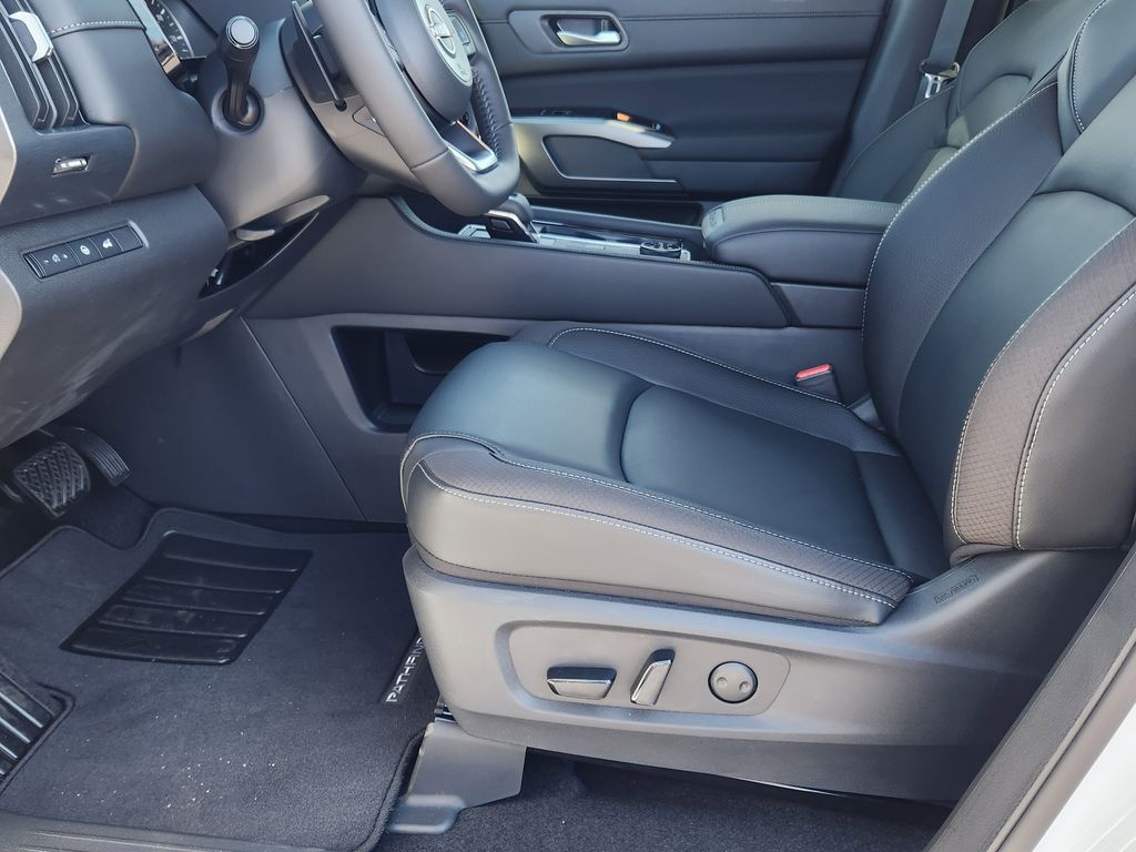 2025 Nissan Pathfinder SL photo 10