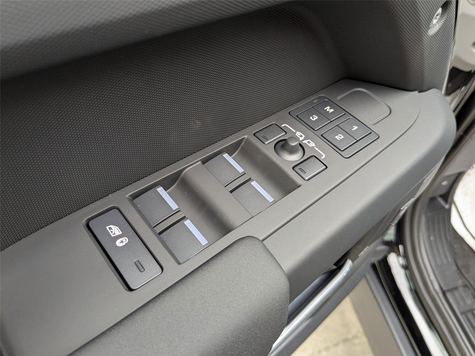 2025 Land Rover Defender 110 X-Dynamic SE photo 11