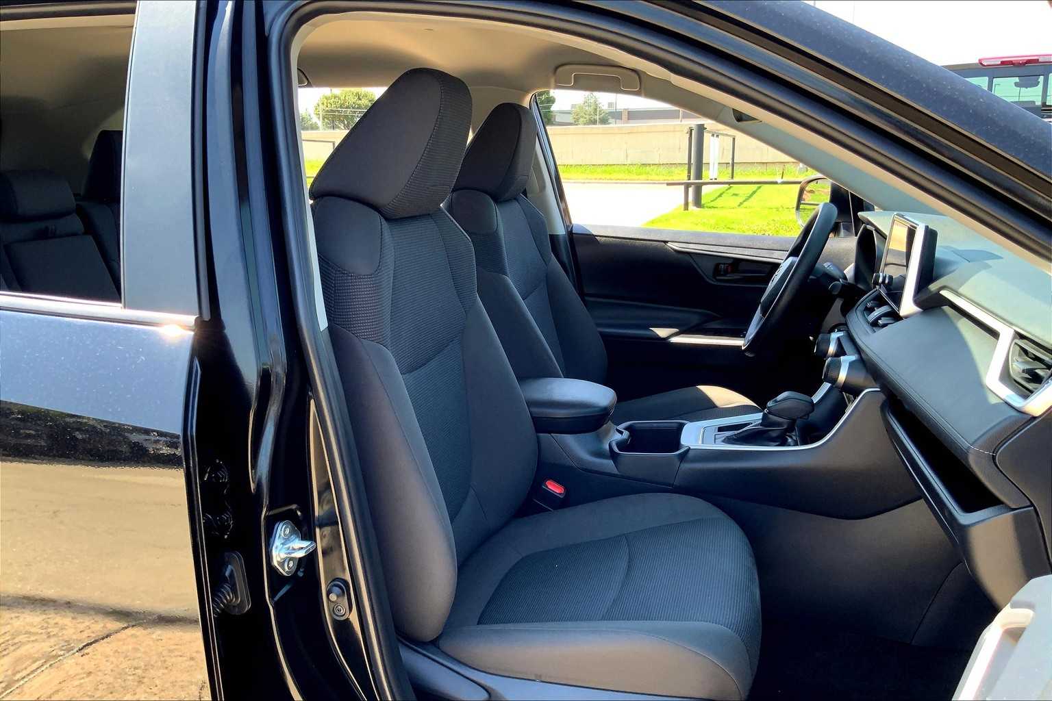 2025 Toyota RAV4 LE photo 8