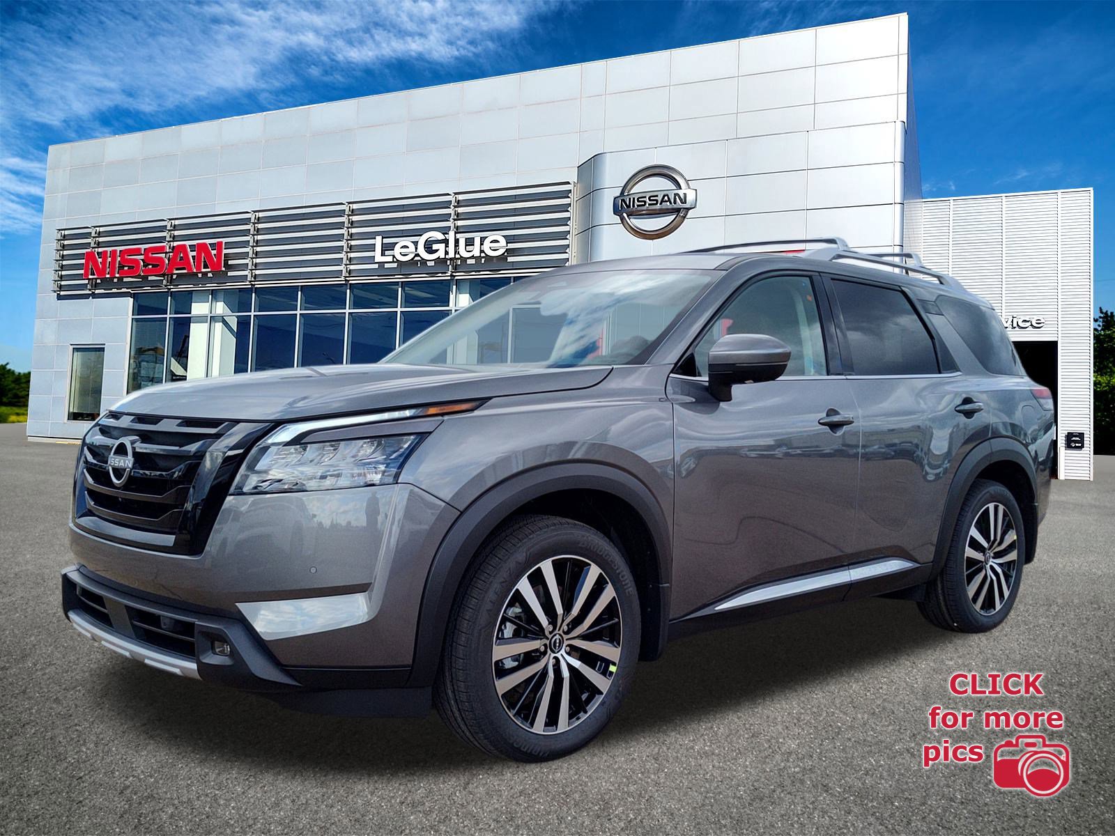 2025 Nissan Pathfinder Platinum's photo