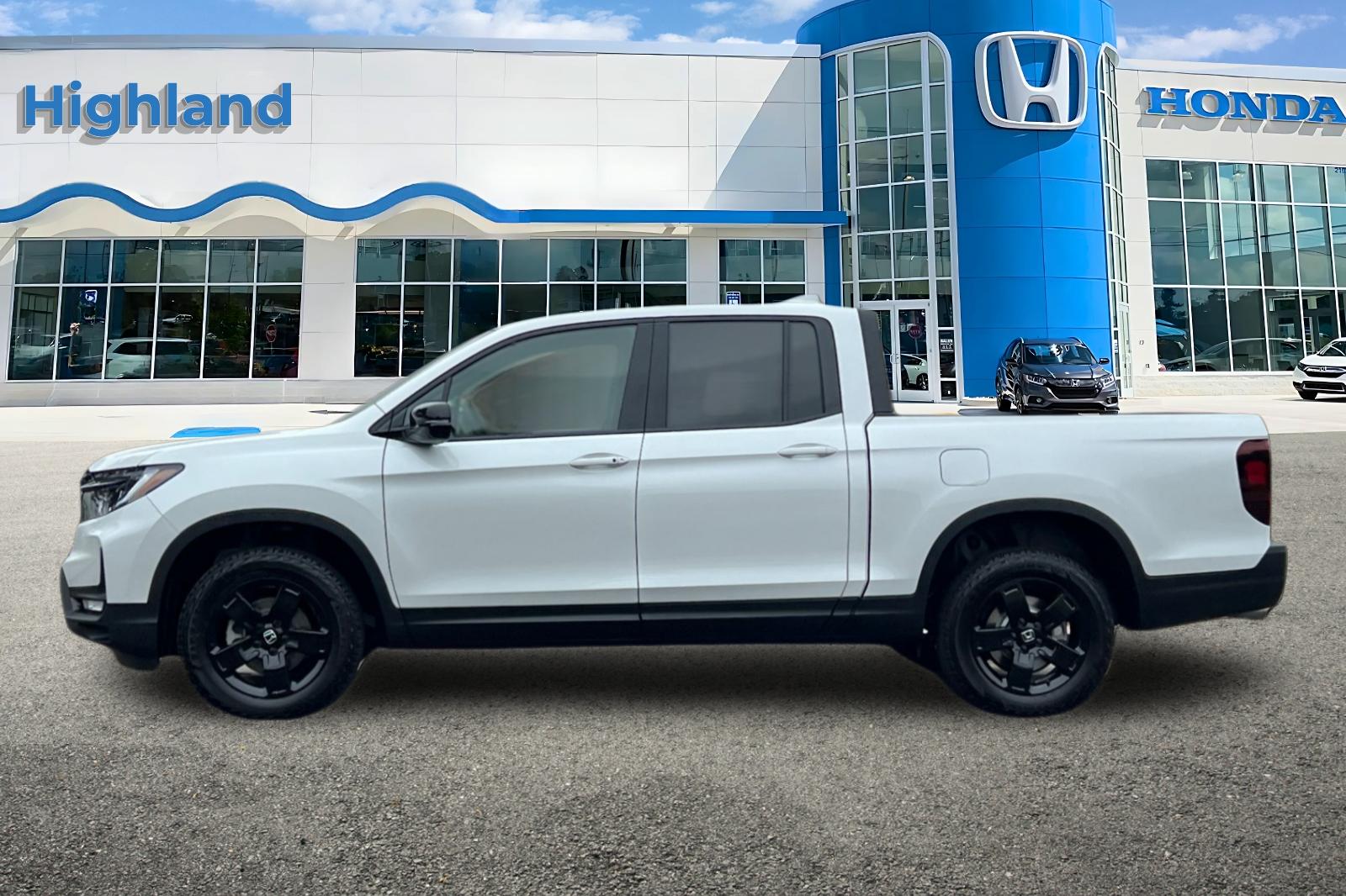 2025 Honda Ridgeline Black Edition photo 2