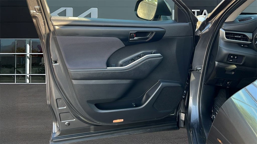 2024 Toyota Highlander LE photo 13