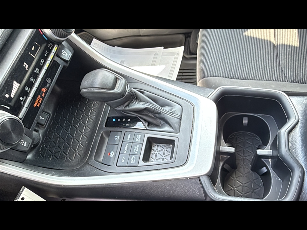 2022 Toyota RAV4 LE photo 11