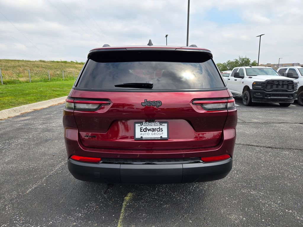 2025 Jeep Grand Cherokee Laredo Altitude photo 3