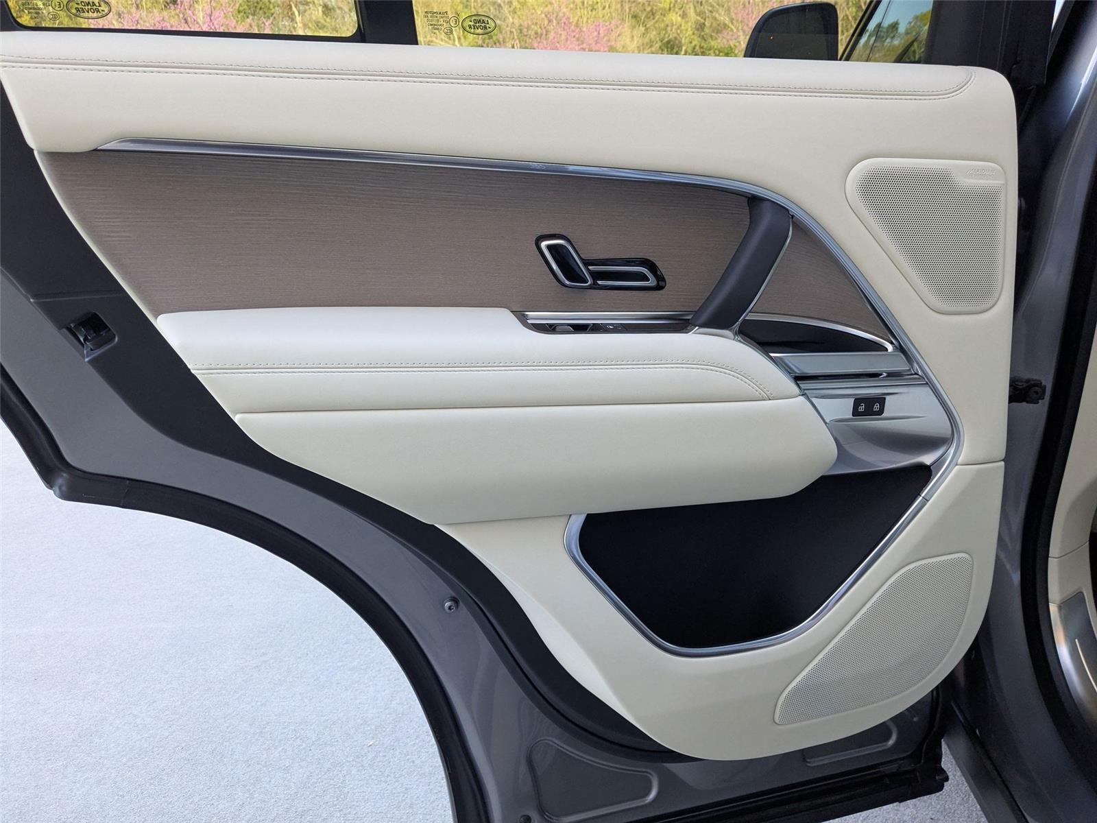 2025 Land Rover Range Rover SE photo 19