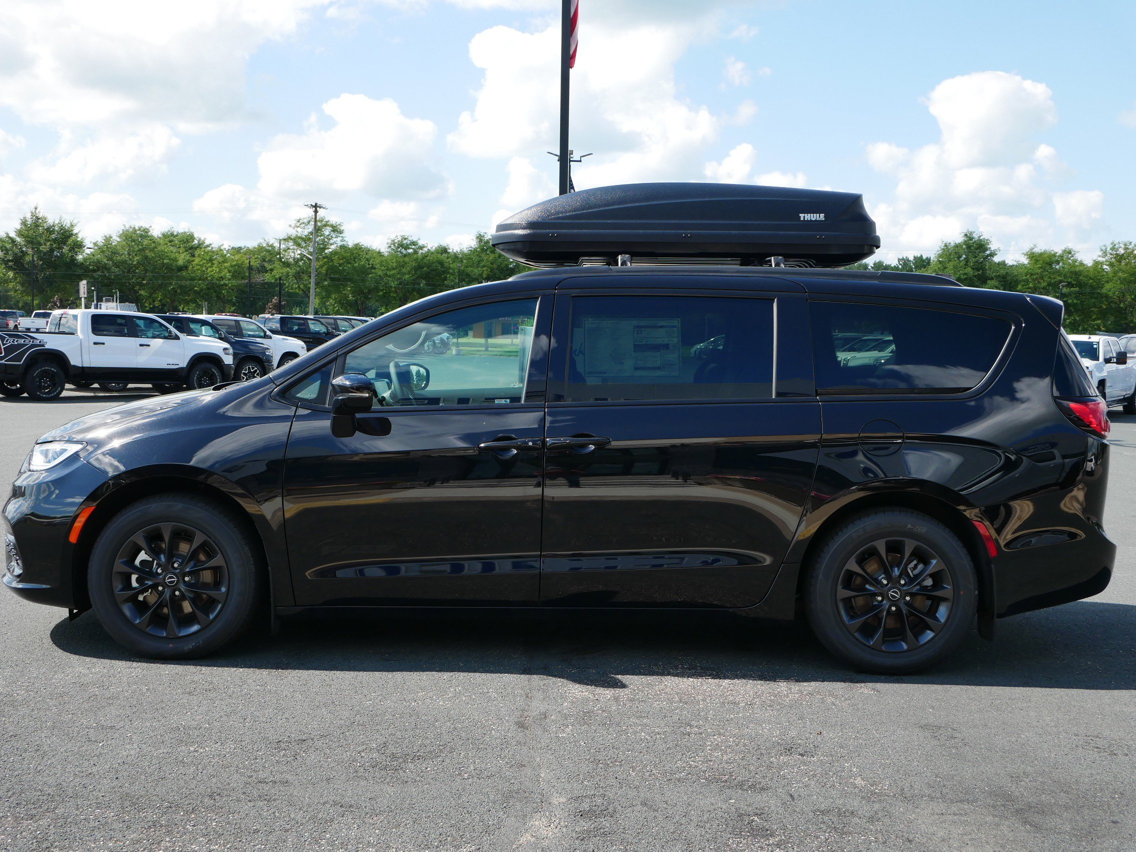 2025 Chrysler Pacifica photo 3