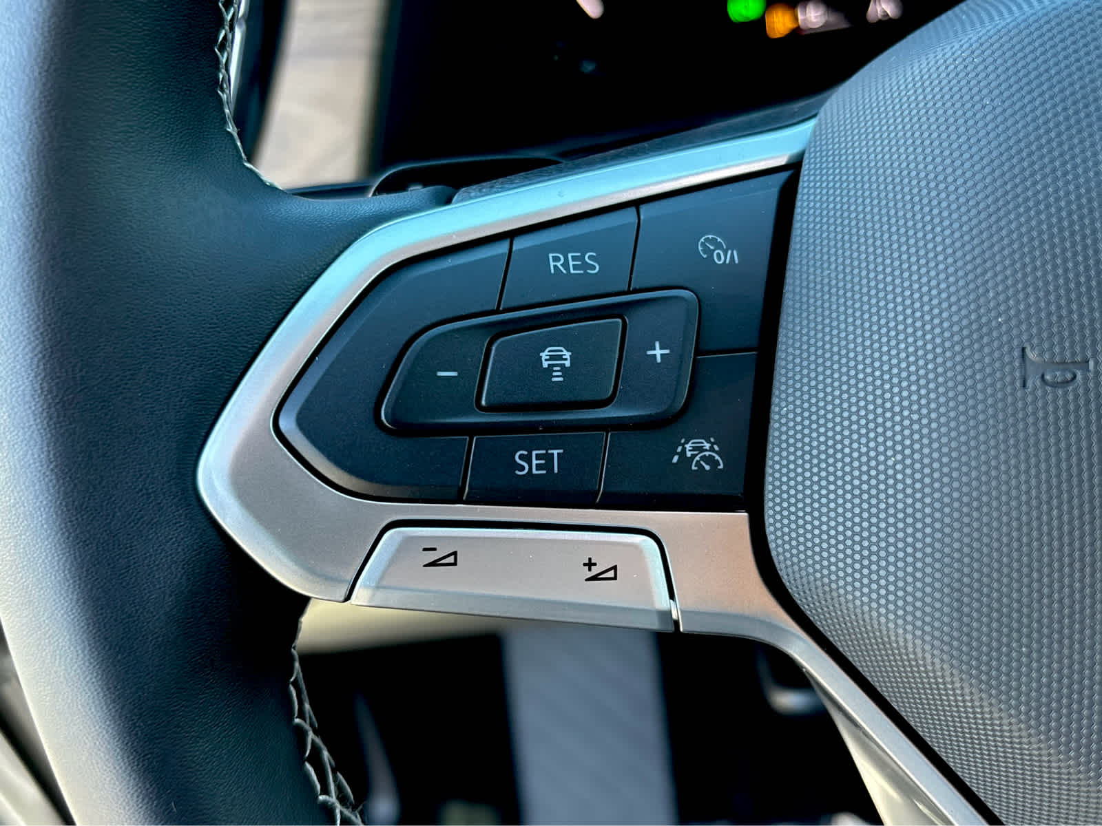 2025 Volkswagen Atlas SE Technology photo 12