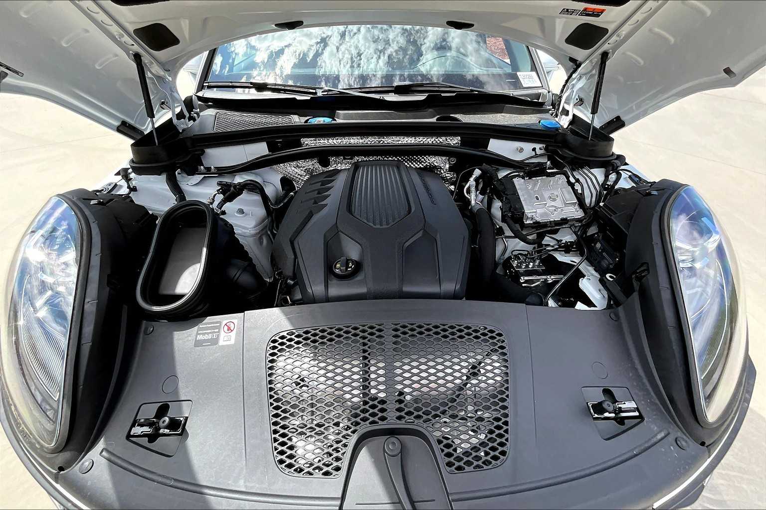 2026 Porsche Macan T photo 21