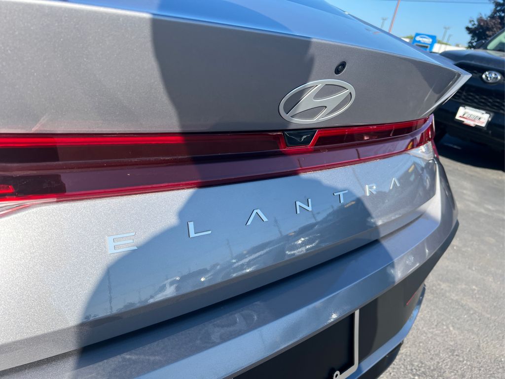 2025 Hyundai Elantra SE photo 12
