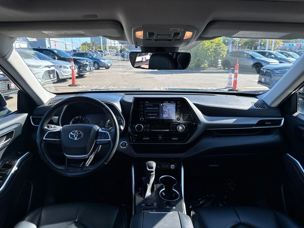 2022 Toyota Highlander XLE photo 2