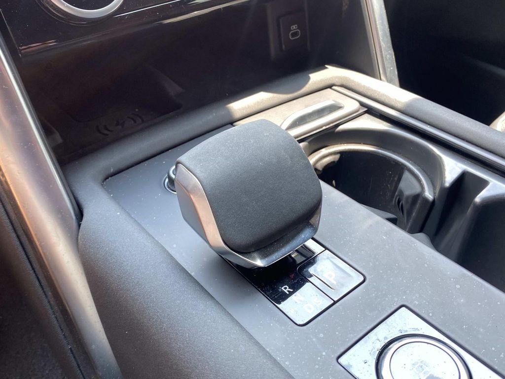 2023 Land Rover Discovery S R-Dynamic photo 28