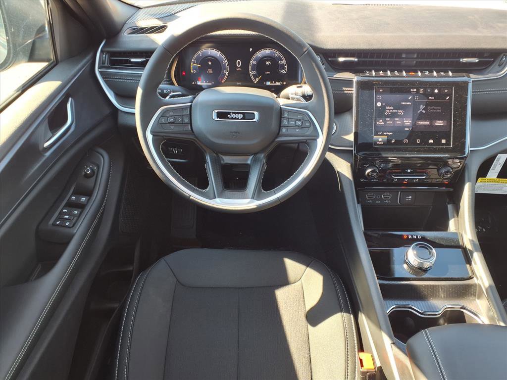 2025 Jeep Grand Cherokee Laredo photo 3