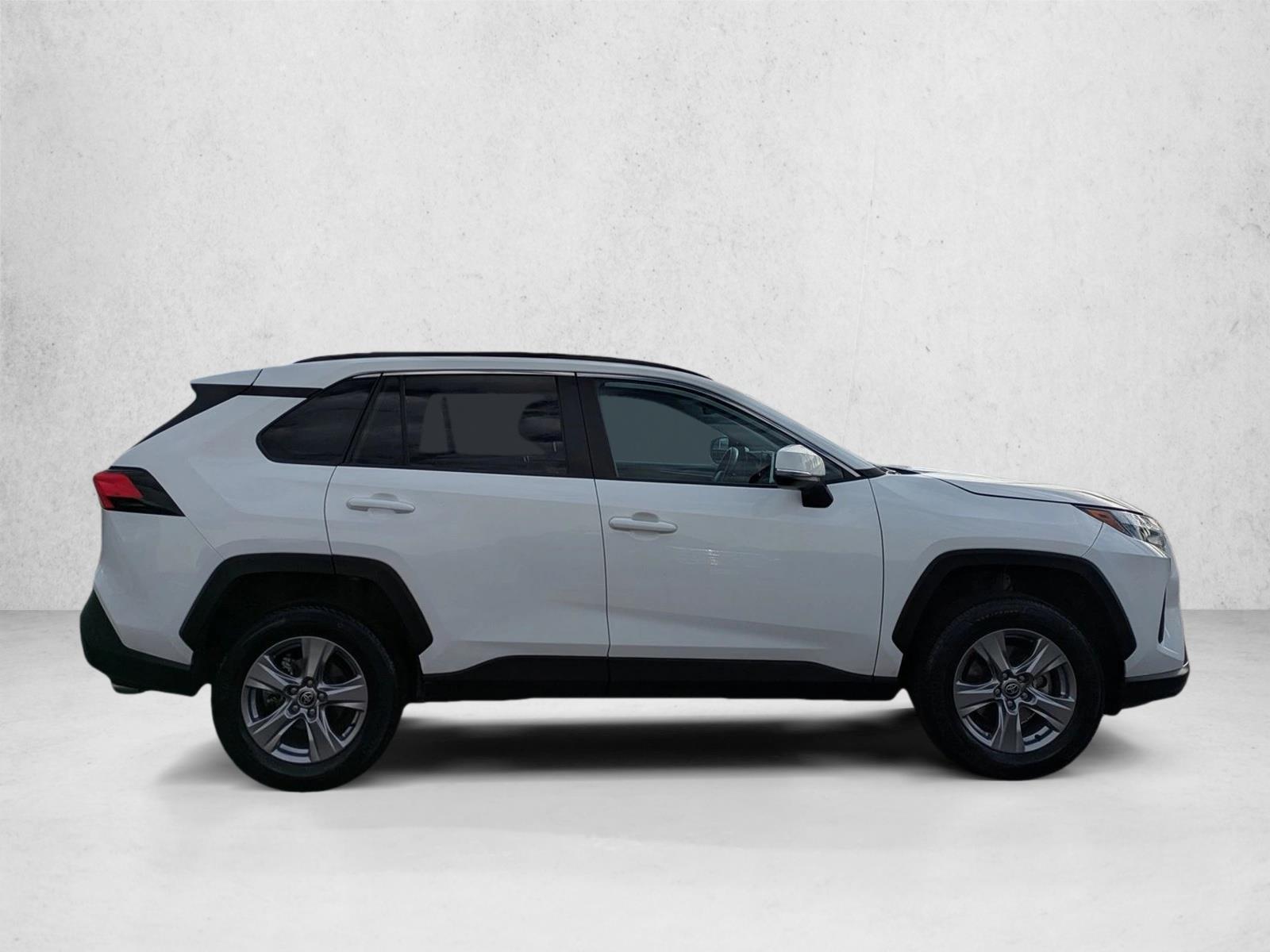 2024 Toyota RAV4 XLE photo 3