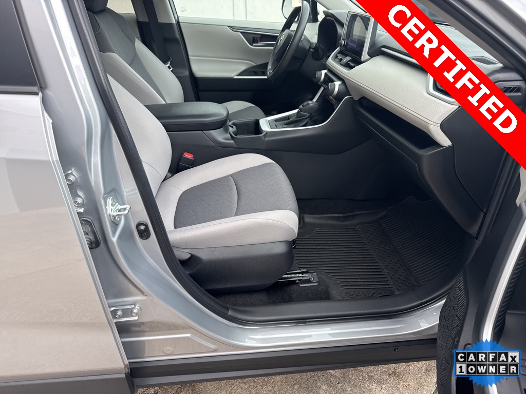 2023 Toyota RAV4 XLE photo 2