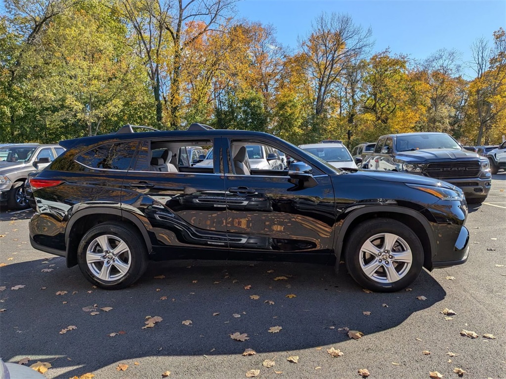 2022 Toyota Highlander LE photo 2