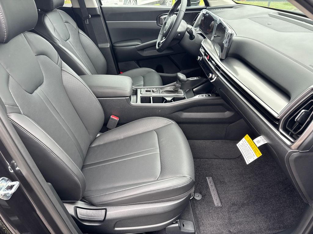 2025 Kia Sorento S photo 8