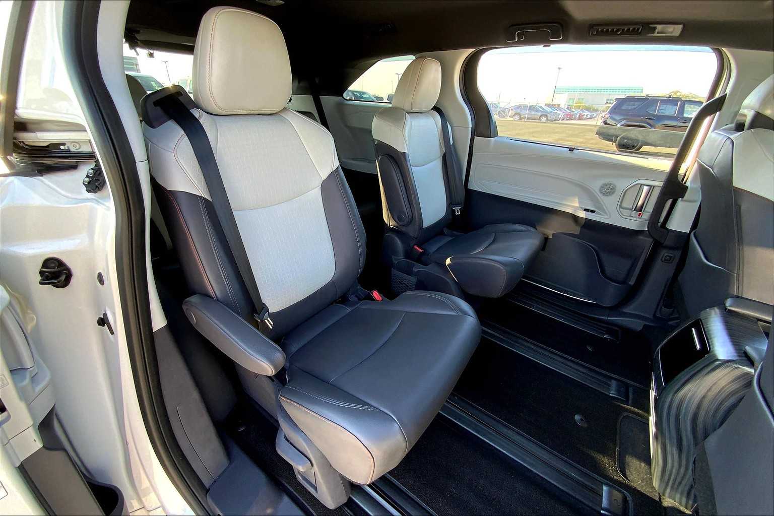 2021 Toyota Sienna XSE photo 18