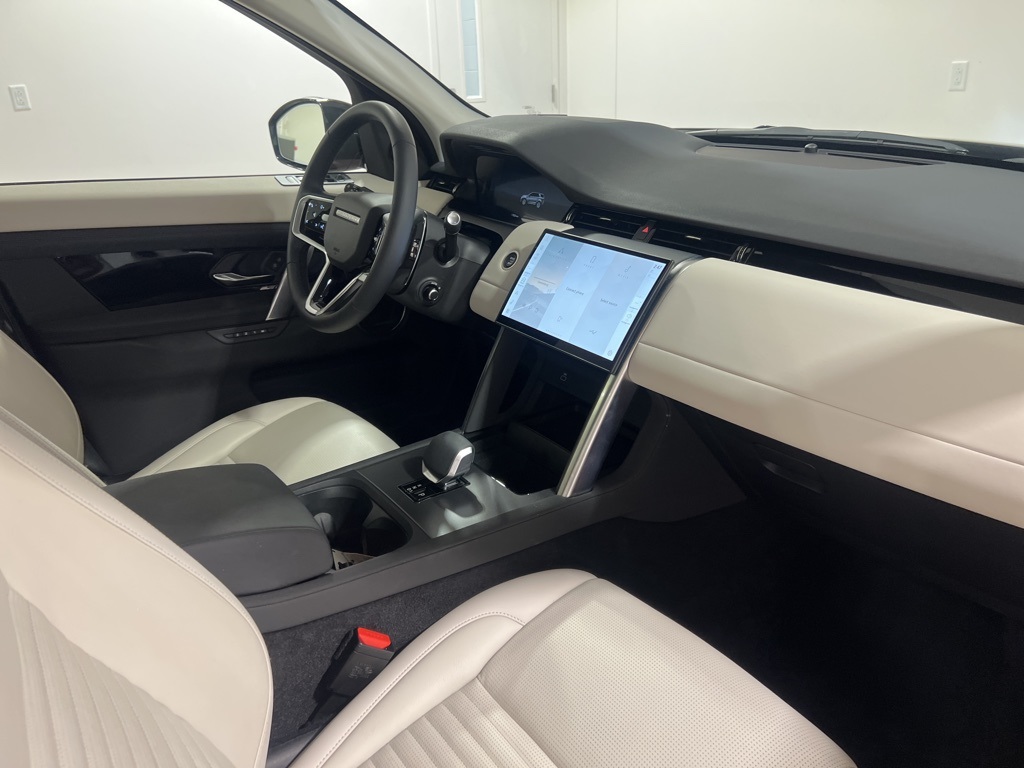 2025 Land Rover Discovery Sport S photo 24