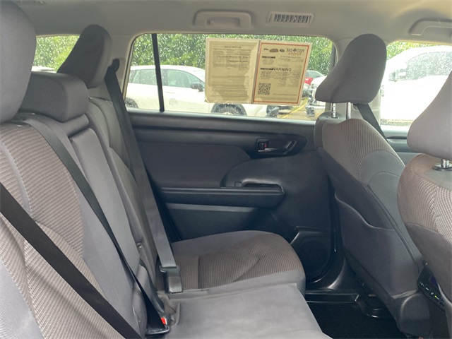 2022 Toyota Highlander LE photo 10